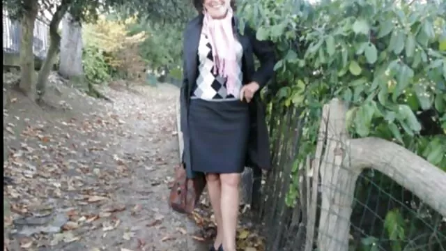 یک دختر در جوراب ساق بلند و لباس شنای زنانه دوتکه کوچکootically حرکت بکن بکن رایگان می کند و نشان می دهد حلقههای او