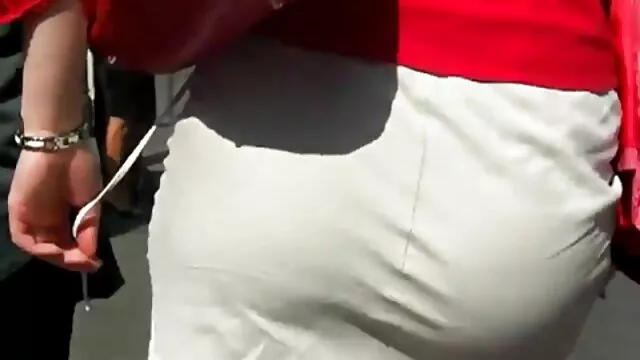 زن زیبا در شورت فیلم بکن بکن فارسی سیاه و سفید روی تخت می دهد شریک زندگی خود را در الاغ
