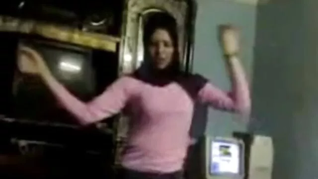دختر در شلوار جین بمکد یک مرد دانلود فیلم های بکن بکن سیاه و سفید و fucks در او روی تخت