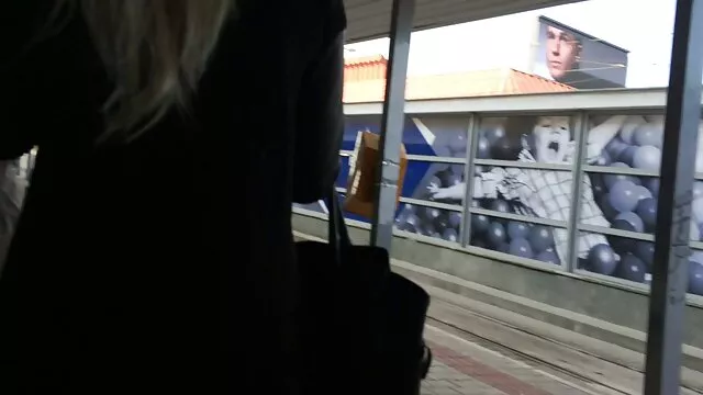 ماساژ دهنده با چشمان باریک یک خانم بد خلق با یک درب انقباض با وسیله ارتعاش فیلم سوپر سکسی بکن بکن و نوسان به ارمغان آورد و pecked بیدمشک او