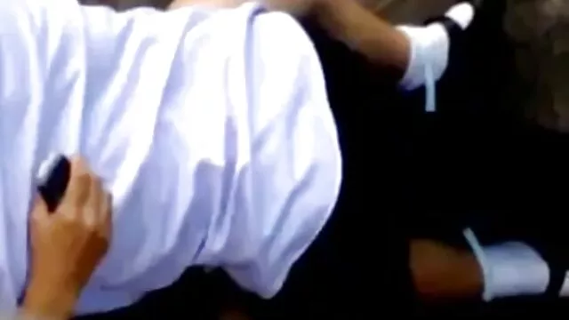 مرد توسعه پوچی از الاغ ورزشکار با فیلم بکن انگشت خود و او را با سرطان بر روی پتو زیر کلیک