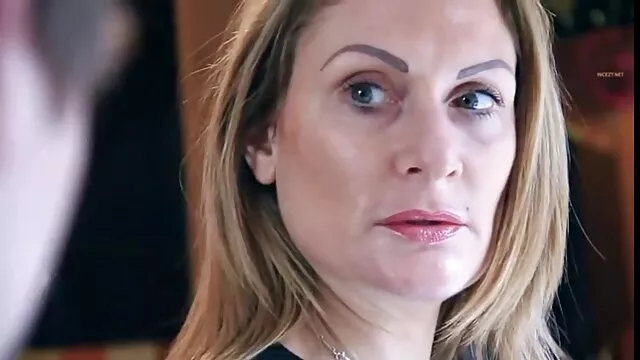 یک مرد با فیلم بکن بکن با حال موهای بلند هل یک عضو از دو زن با شیر مادر تغذیه