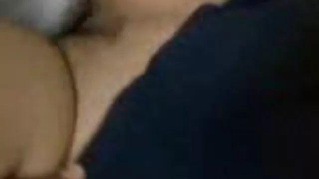 یک جوجه در یک لباس صورتی پاک گرد و غبار و می درخشد الاغ بزرگ کلیپ بکن بکن خارجی او در مقابل یک پسر