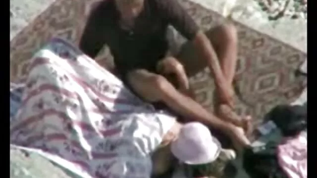 یک مرد fucks در یک دختر با موهای فرفری و می زند بر کانال سوپربکن بکن روی صورت خود