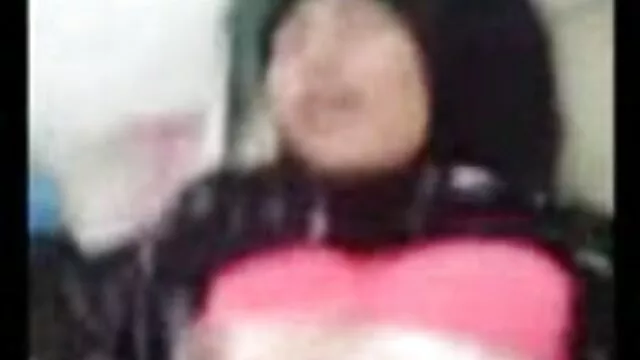 عمه در فیلم سینمایی بکن بکن شلوار سیاه و سفید دهان حلقه پیچ با پا روی تخت