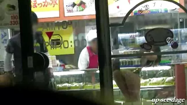 زن بالغ بر روی نیمکت می درخشد با بدن برهنه او و می شود با وسیله ارتعاش و فیلمهای بکن بکن نوسان
