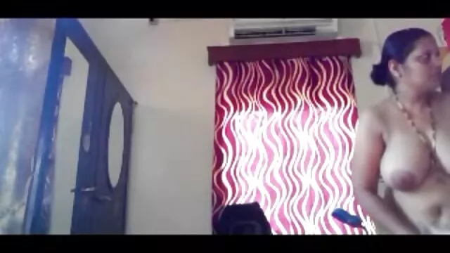 زن بلوند در بکن بکن رایگان وسط اتاق می درخشد بدن برهنه