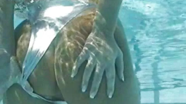 قطر دل رز بر روی نیمکت سفید fucks در با یک عامل و او را بمکد بکن بکن خفن