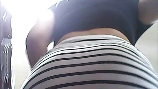 دختر در کلاه سیاه و سفید بمکد دیک بزرگ رئیس و از licks نقطه نظر سکس زنان بکن بکن خود را