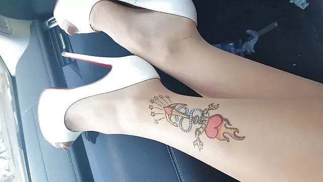 جوجه زیبا نشسته بر روی لبه تخت و پاک شکاف با dildo سیاه و بکن بکنایرانی سفید
