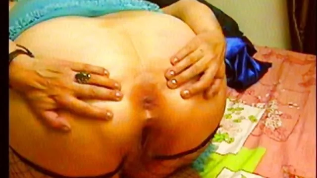 دختر کوچک ورزش پخش فیلم سکسی بکن بکن ها می دهد و او را یک گونه
