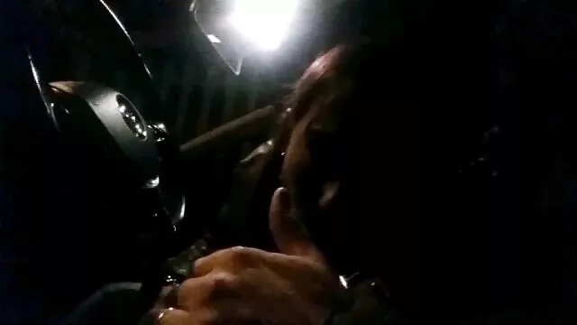 یک مرد یک پیچ بزرگ در گربه شریک در مقابل دوستان در طبقه دوم خانه قرار فیلم بکن بکن با حال می دهد