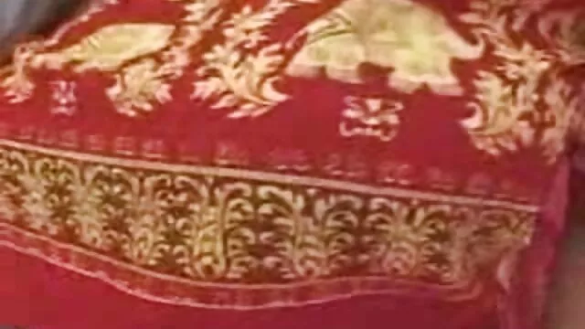 مو بور و brunettes داغ دعا به یکدیگر و سوپربکن در آشپزخانه
